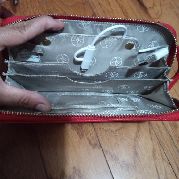 NWOT ADRIENNE VITTADINI CHARGING WALLET/ CLUTCH. - Picture 4 of 11